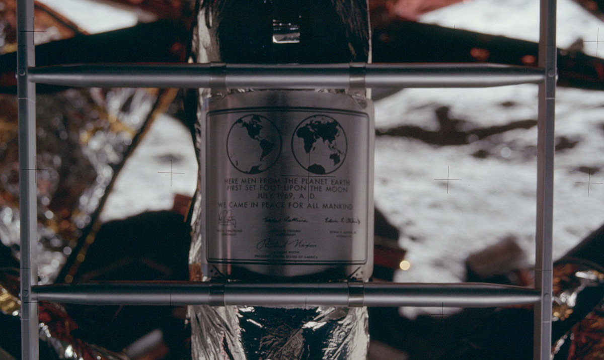 Apollo-11-Plakette am Landebein auf dem Mond